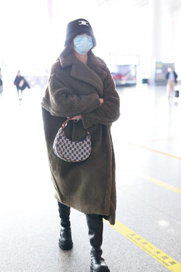 林允這麼怕冷？穿青綠色絨大衣搭配長筒靴時尚又保暖