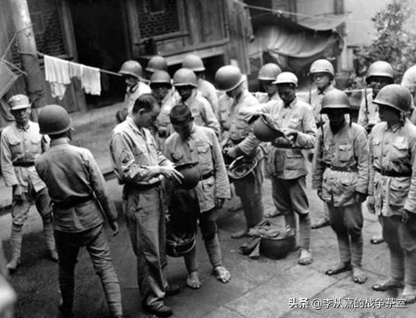 都帶著青天白日的標誌 如何區分國軍共軍 答案是:穿好鞋的就是共軍 都帶著青天白日的標誌 如何區分國軍共軍 答案是:穿好鞋的就是共軍