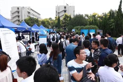 985研究生年薪70萬，在親戚眼中不如老師，網友：確實是這樣