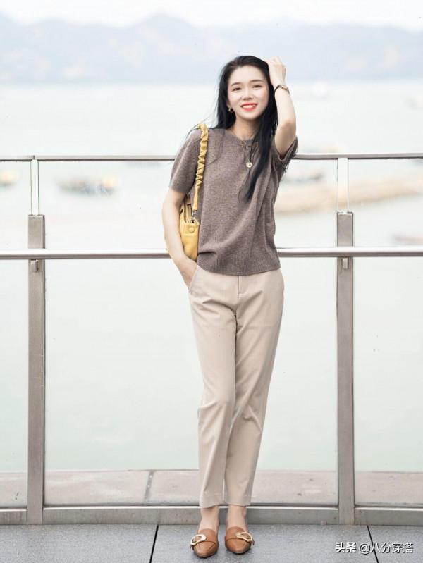 秋天，“針織衫”的洋氣穿法是這樣的，搭配半身裙簡約利落，真美