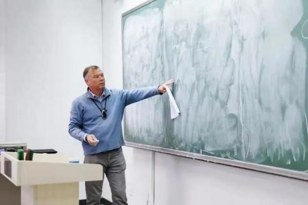 越來越多外國科學家來華髮展的背後 越來越多外國科學家來華髮展的背後