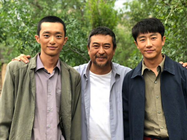 黃軒曬出與張嘉譯等人的合照，紀念《山海情》電視劇開播一週年