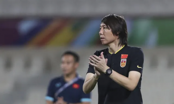 艾克森“撞”門將，阿蘭“踩”門將，對手主帥怒噴裁判，李鐵執拗