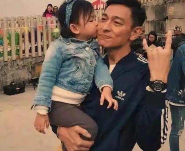 模範爸爸劉德華：為女兒請10個保鏢，三個保姆，還為女兒教育操心