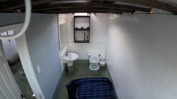 外國博主造了座房子之後灌滿水，就為體驗金魚在魚缸裡的生活