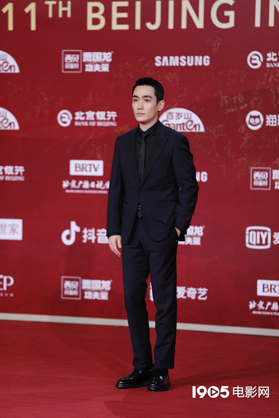 朱一龍亮相北影節開幕紅毯 黑西裝配短髮帥氣挺拔