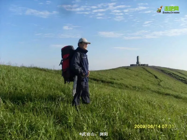 他耕耘三尺講臺，13年單人單車騎行13萬公里，帶女兒畢業騎行進藏