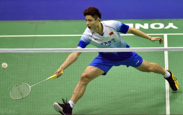 羽毛球單打步法總則和三分則，在保持重心前提下，使重心位移最少