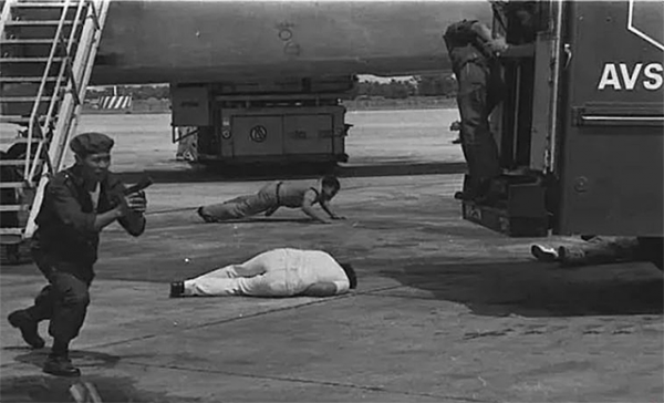 1983年阿基諾遇刺,下葬前仍穿著血衣,因腦部中彈面容顯得不完整 1983年阿基諾遇刺,下葬前仍穿著血衣,因腦部中彈面容顯得不完整