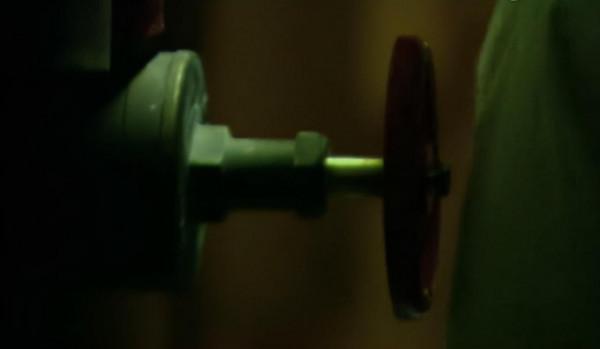 美國囚犯模仿肖申克越獄成功，留下一張紙條，氣得監獄長自盡