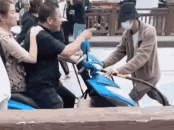 同為皇帝專業戶，陳道明備受好評，張國立拍戲封路引爭議