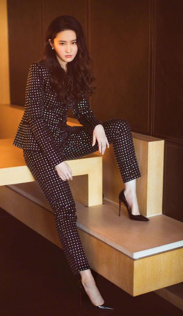 劉亦菲這顏值真無敵了，穿白色斜肩連衣裙優雅高貴，美得不可方物