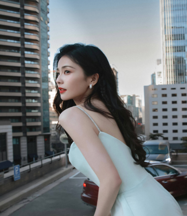 白鹿清新長裙冰清玉潔，精緻妝容氣質十足