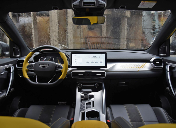 吉利繽越對比哪吒V Pro 10萬級小型SUV選燃油還是新能源？