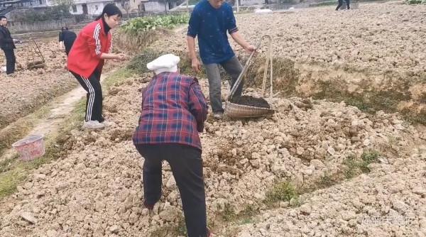 打工掙錢，農民工太矛盾，一邊是家庭，一邊是生活，鄉愁成了心病