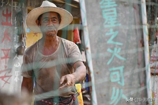 76歲大爺有奇才,一生不娶老婆,牆上寫滿文字,內心世界無人能懂 76歲大爺有奇才,一生不娶老婆,牆上寫滿文字,內心世界無人能懂