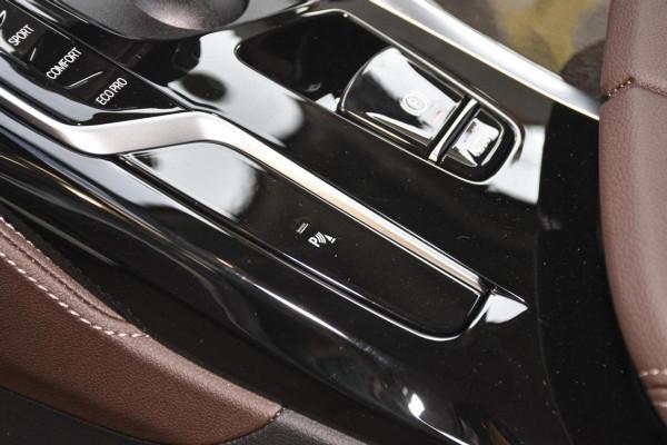 德系豪華C級車，標配2.0T+8AT，入門版都是後驅，寶馬5系香不香？