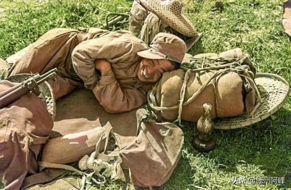 1949年國民黨淞滬警備隊士兵在上海構築防禦陣地的畫面 1949年國民黨淞滬警備隊士兵在上海構築防禦陣地的畫面