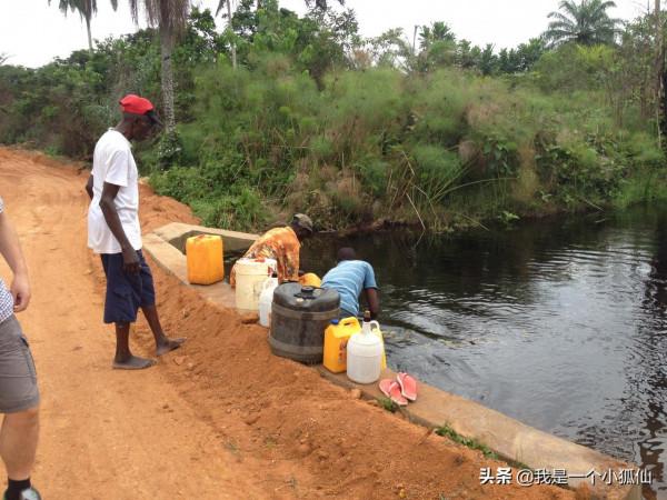 你知道安哥拉黑人用來裝水的黃色桶，最初的用途是什麼嗎？