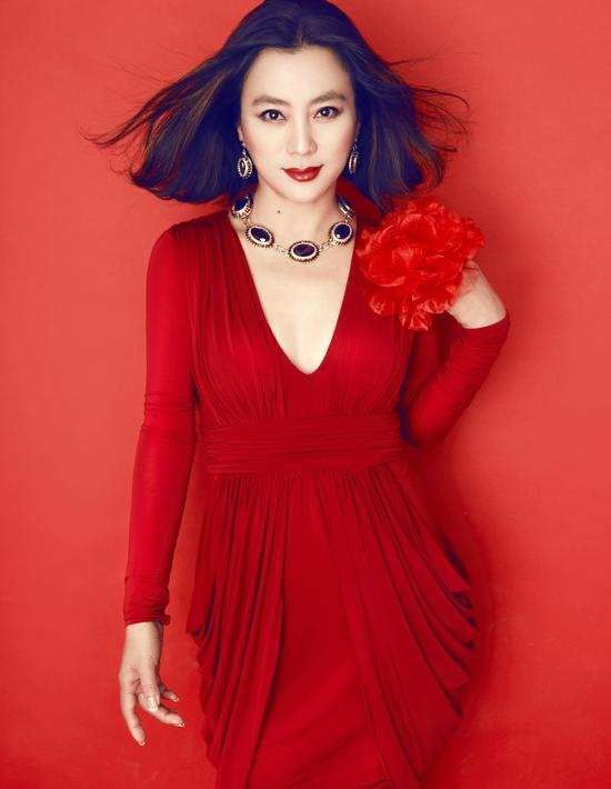 李玲玉與金銘都有娃娃臉，同穿禮服還手牽手，站一起看著挺像母女