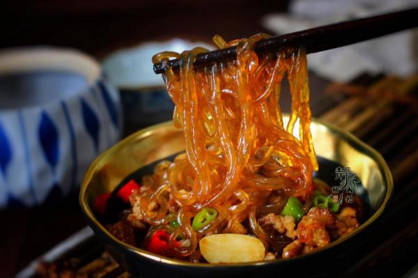 做肉末炒粉條，記住兩個關鍵點，不管放多久，粉條都不粘不坨