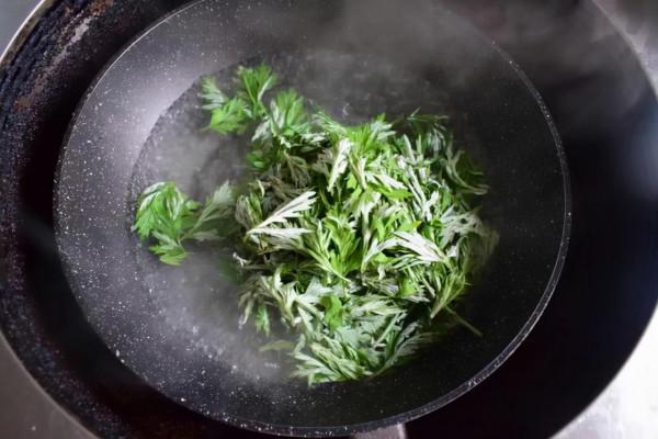 山東一名32歲女子,每天用艾葉水泡腳,半年後,出現哪些改變? 山東一名32歲女子,每天用艾葉水泡腳,半年後,出現哪些改變?