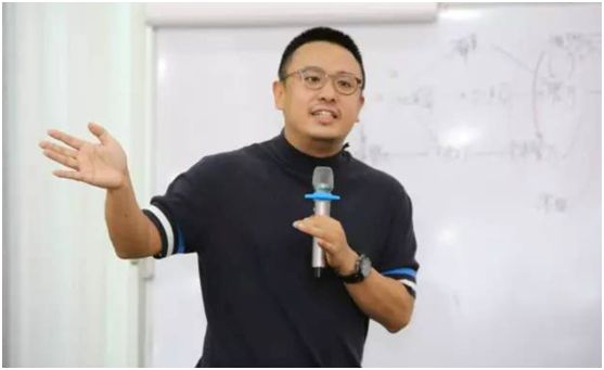 3年前，把“孩子”賣給阿里套現上億身家後，張旭豪去哪瀟灑了？