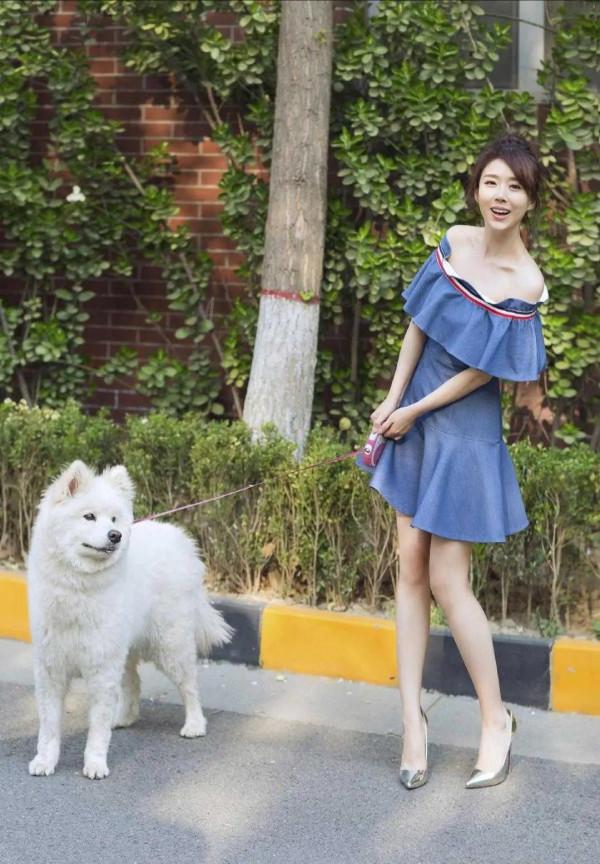 顏丹晨不愧是氣質女神，一字肩連衣裙優雅溫柔，遛狗的神情好迷人