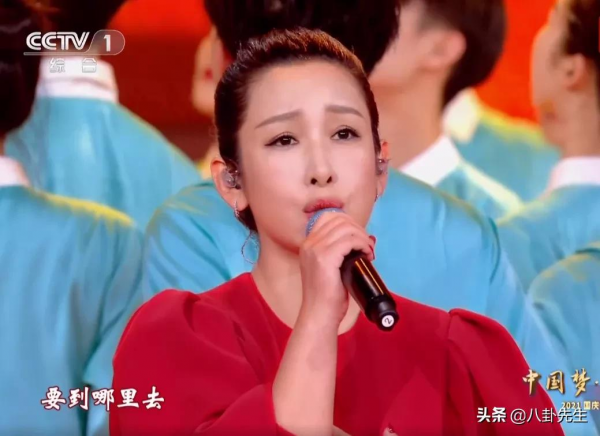 央視國慶晚會：謝霆鋒素顏仍帥氣，劉濤打扮俗氣，黃品源假髮明顯