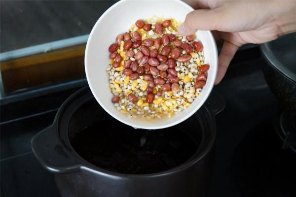 天涼了，多給家人煮“五糧粥”，每天早上來一碗，元氣滿滿過秋天