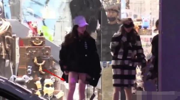 李嫣不懼寒冷穿吊帶裙出街，13歲撩發顯成熟，氣質神似王菲