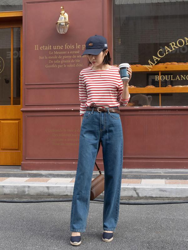 女人過了40歲，衣服建議穿簡約款，條紋衫搭牛仔褲，今年很流行