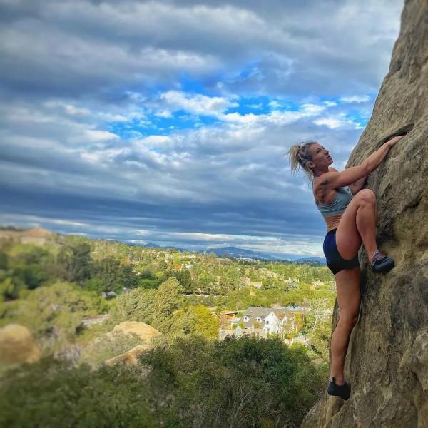 67歲奶奶一口氣拉10個引體向上,這實力可能猛男看了都佩服 67歲奶奶一口氣拉10個引體向上,這實力可能猛男看了都佩服