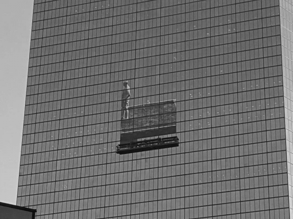 知名“殺人建築”，燒掉百億，還要人命，網友：甲方的智商有大坑