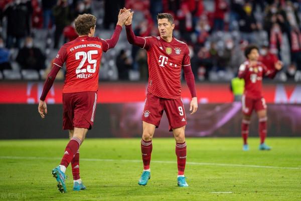 德甲-萊萬造兩球穆勒破門 拜仁3-2萊比錫 多賽一場9分領跑