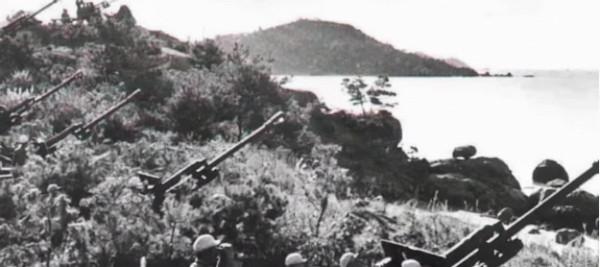 新四軍掉進日軍包圍圈，突然來兩人相救