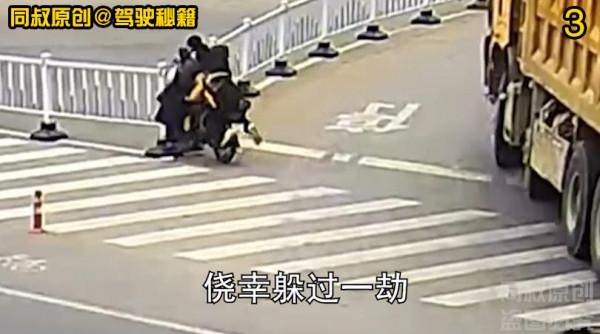 右轉盲區有多危險？這種教訓很深刻，右轉彎操作技巧