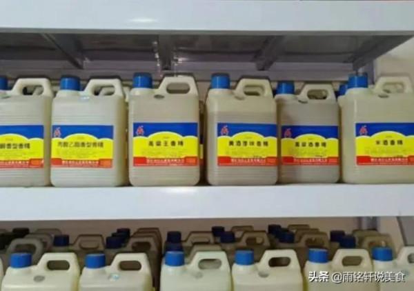 白酒瓶身帶有“1個記號”的,都是酒精勾兌酒,包裝再好也別要 白酒瓶身帶有“1個記號”的,都是酒精勾兌酒,包裝再好也別要