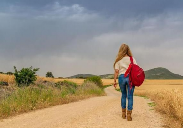 如果你被身邊的人孤立了，不要急著合群，需要做好這3件事