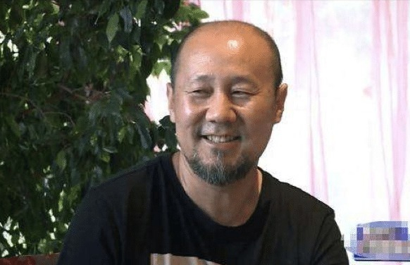 喝酒喝到家財散盡，妻子暴走，老來喪女的騰格爾如今“悔”了嗎？