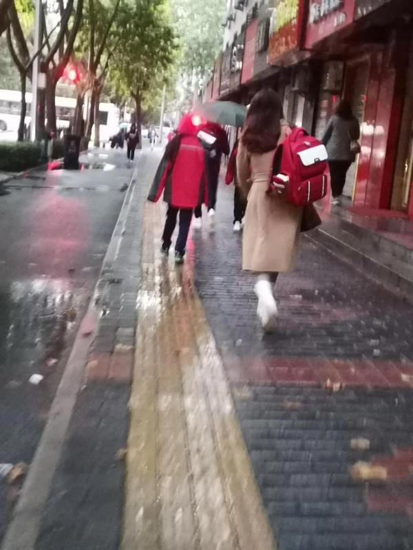 爸爸送孩子上學與媽媽送孩子上學有什麼不同