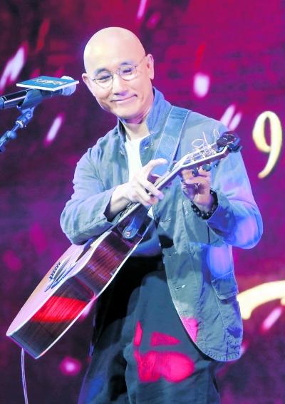 三流演員盧冠廷,因幫周星馳譜曲成一代經典,連李宗盛都上門求曲 三流演員盧冠廷,因幫周星馳譜曲成一代經典,連李宗盛都上門求曲