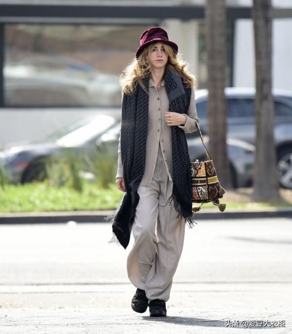 Cara綠色毛衫又暖又靚，Justine青色大衣配牛仔褲減齡有活力