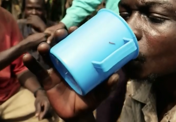 比印度還能喝酒！烏干達人把香蕉酒當水喝，一瓶高濃度酒一口悶