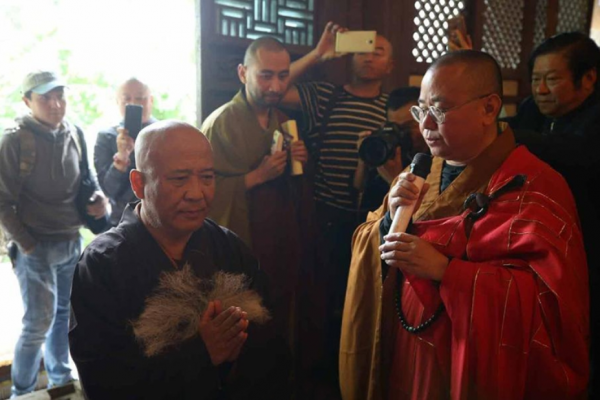 53歲畫家楊彥花費4千萬，迎娶21歲非洲大學生，生子後卻出家為僧