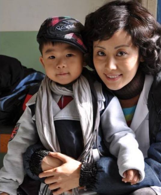 被當成搖錢樹的童星,鄧鳴賀去世時僅9歲,紀寶如被家人囚禁 被當成搖錢樹的童星,鄧鳴賀去世時僅9歲,紀寶如被家人囚禁