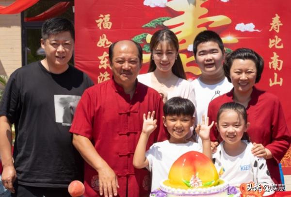 《鄉村愛情14》殺青戲曝光，謝廣坤一家貼春聯放鞭炮齊賀新年