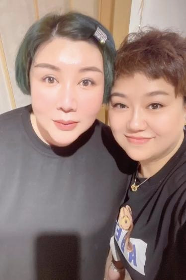 王惠跟好友聚會,尖下巴搶鏡雙眼皮很不自然,打光的臉像假臉 王惠跟好友聚會,尖下巴搶鏡雙眼皮很不自然,打光的臉像假臉