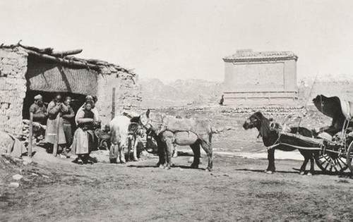 12歲少年被賣國外，娶白人美女，今後代800多人，形成“中國村”