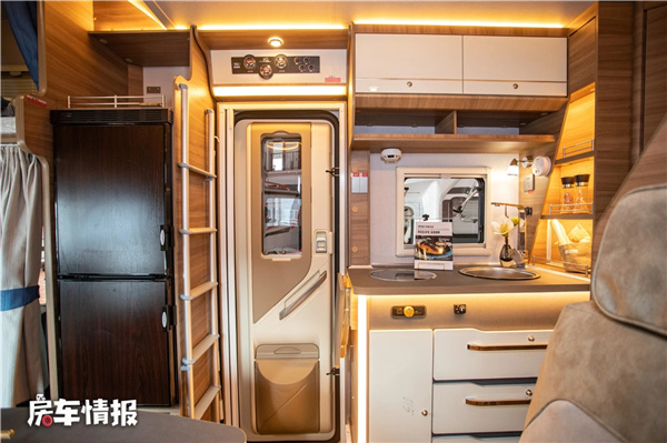 21款亞特Y8依維柯房車，依維柯最大內寬乾溼分離衛生間